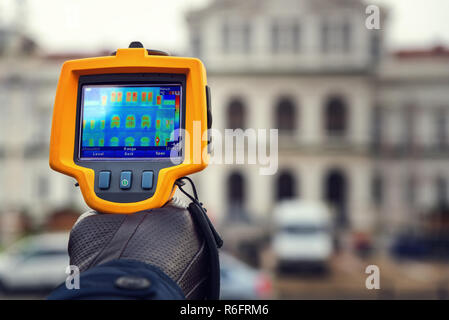 La perdita di calore a raggi infrarossi di controllo telecamera termica Foto Stock