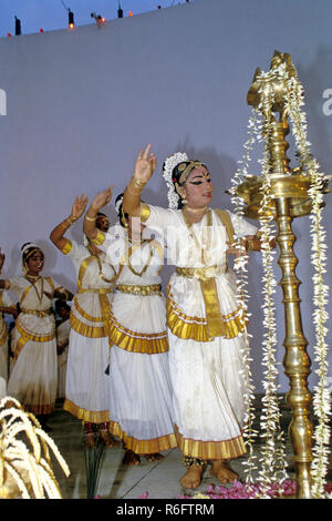 Ballerini Mohiniattam, danza classica indiana, festival Onam, celebrazione, kerala, india, asia Foto Stock