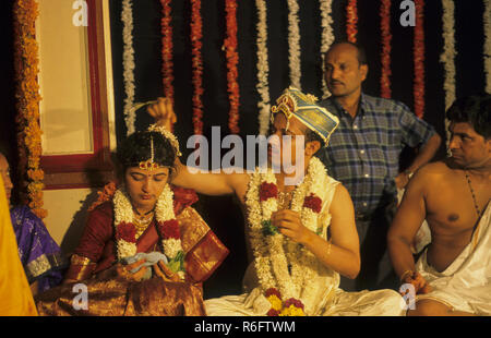 Sposa e sposo che eseguono vidhi rituali a Udupi Madhwa Brahmin matrimonio cerimonia, Karnataka, India, India, Asia, Asiatico, MR#777A Foto Stock