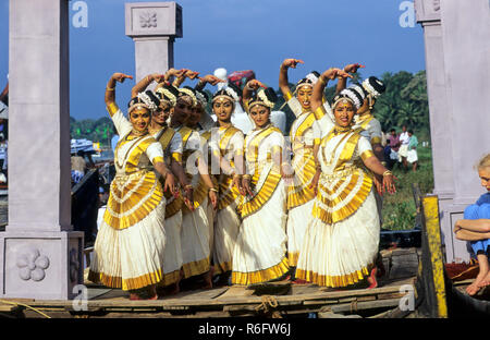 Le donne di eseguire la classica indiana Mohiniattam danza, Kerala, India Foto Stock