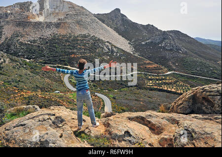 Teenage permanente al top in montagna con le braccia aperte Foto Stock