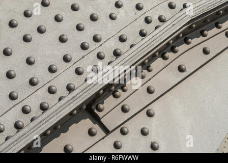 Ponte di metallo sullo sfondo di rivettatura Foto Stock