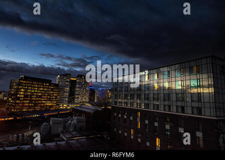 Sunset Blue ora vista sopra la stazione di Waterloo da Park Plaza Hotel in London, England Regno Unito Foto Stock