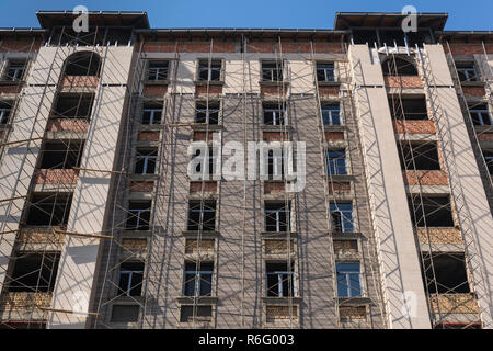 Marmo opere di finitura sulla facciata di un edificio alto Foto Stock