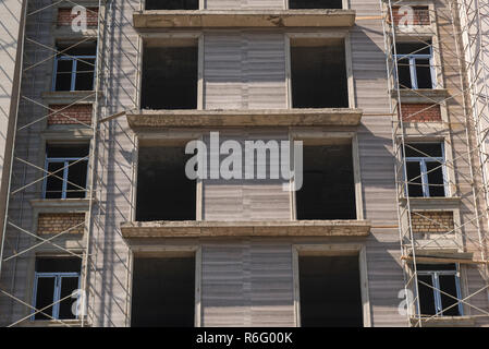 Marmo opere di finitura sulla facciata di un edificio alto Foto Stock