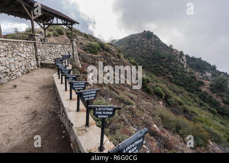 Visualizzazione storico tubi a Inspiration Point Lookout in montagne di San Gabriel e Angeles National Forest al di sopra di Los Angeles, California. Foto Stock