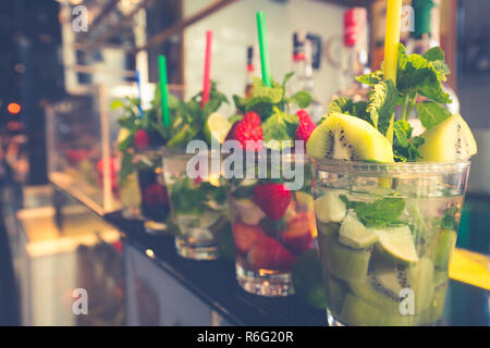 Un cocktail rinfrescante e bevande alcoliche in mercado san miguel mercato,famoso mercato alimentare nel centro di madrid Foto Stock