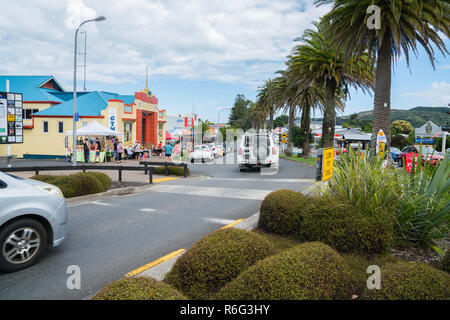 RAGLAN, Nuova Zelanda - 14 gennaio 2018; vista lungo la strada di prua nella piccola cittadina sulla impegnativa estate domenica mattina vehilces, il mercato locale e le persone che si spostano abo Foto Stock