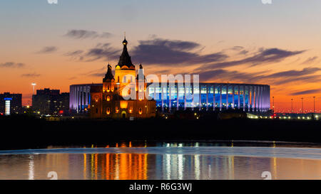 Vista al tramonto sul Stadium e cattedrale a Nizhny Novgorod. Copyspace per il testo. Foto Stock