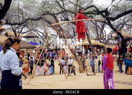 Tightrope walking, funi walking, circo di strada, acrobat show, Surajkund Fiera, Haryana, India, Asia Foto Stock