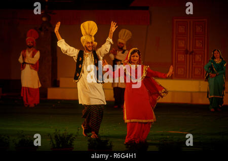 Ballo folk, l uomo e la donna di eseguire la danza Bhangra, Punjab, India n. MR Foto Stock