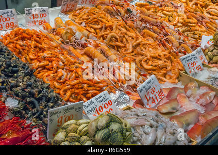 Pesce,seppie e crostacei su un mercato in Madrid,Spagna Foto Stock