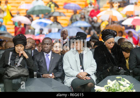 (L a R) Winnie Mandela; Mandela della figlia Maki (Makiziwe) Mandela; e Graça Machel sono seduti al memoriale pubblico servizio per ex Presidente Nelson Mandela al FNB Stadium, a Soweto, martedì 10 dicembre 2013. Foto: EVA-sacco JANSSON Foto Stock