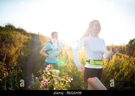 Immagine di sport gli uomini e le donne che corrono lungo il sentiero Foto Stock