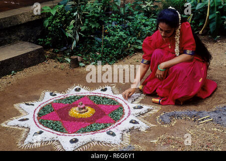 La decorazione floreale nel cortile anteriore di ogni casa durante il festival di onam, Kerala, India Foto Stock