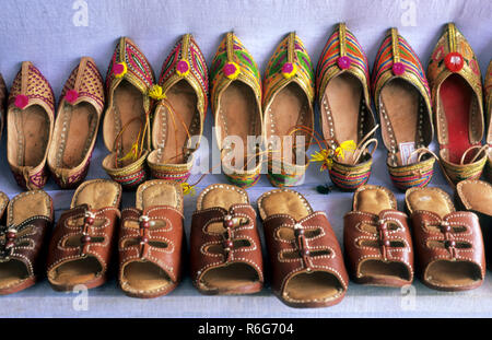 Scarpe in pelle e chappals, Rajasthan, India Foto Stock
