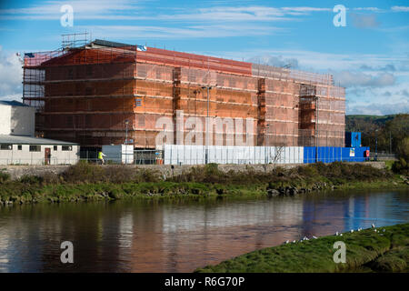 Alloggi sociali nel Regno Unito: nuovo conveniente appartamenti e monolocali in affitto essendo costruita sulle rive del fiume Rheidol in Aberystwyth da Tai Ceredigion social housing association, Wales UK Foto Stock