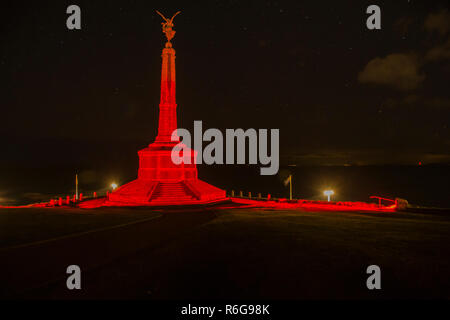 Aberystwyth War Memorial illuminato di luce rossa in corsa per il centesimo anniversario dell'armistizio che hanno messo fine alla Prima Guerra Mondiale. Wales UK. Ottobre 2018 Foto Stock