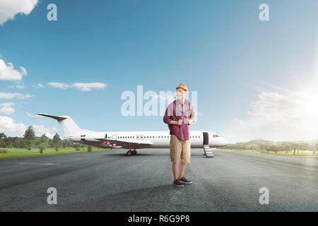 Bello viaggiatori asiatici con zaino pronto alla partenza Foto Stock