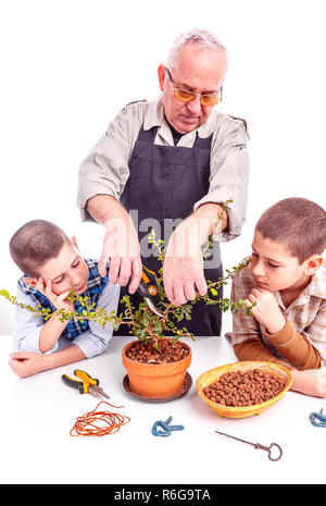 Senior uomo con i suoi nipoti Foto Stock