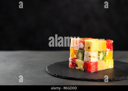 Cubo di frutta su sfondo bianco Foto Stock