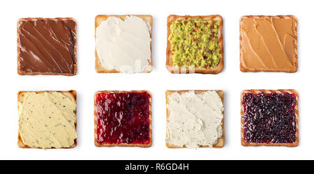 Tostare il pane con la crema di formaggio su sfondo bianco Foto Stock