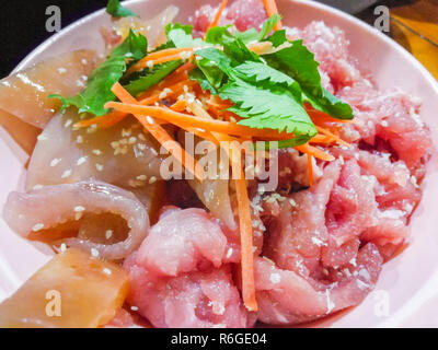 Lo Shabu set di maiale / deliziosa shabu carne di maiale cruda di calamari e sesamo bianco sulla carne con la carota e culantro sulla sommità shabu ciotola per cuocere bolliti Foto Stock