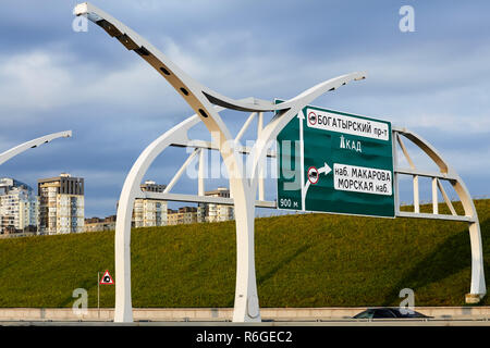 San Pietroburgo, Russia - 24 agosto 2018: cartello stradale su un cartellone in autostrada a San Pietroburgo, Russia. Foto Stock