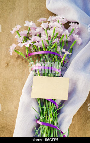 Offerta di fiori e vuoto della scheda Messaggi di saluto. Foto Stock