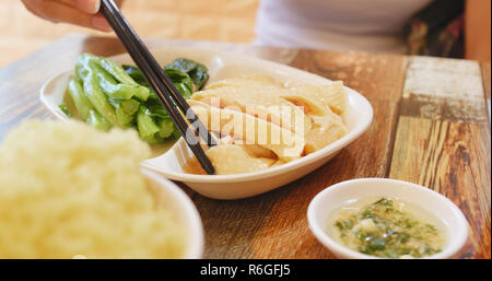 Mangiare pollo sul piatto Foto Stock