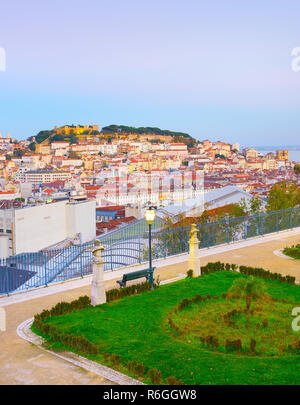 Lo skyline di Lisbona dal punto di vista famosi Foto Stock