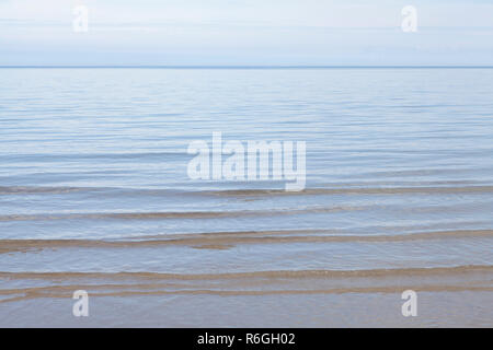 Dolce oceano onde in un giorno di estate sulla penisola di Llyn in Galles Foto Stock