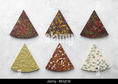 Cioccolato pezzi triangolo bianco su sfondo di pietra Foto Stock