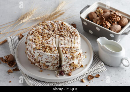 In casa il formaggio di capra con noci e mirtilli rossi Foto Stock