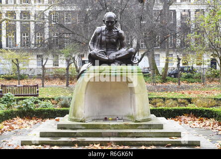 Statua del Mahatma Gandhi in Tavistock Square a Londra. Scolpito da Fredda brillante ed installato nel 1968. Il piedistallo di cava era destinato, e viene usato Foto Stock