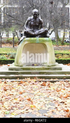 Statua del Mahatma Gandhi in Tavistock Square a Londra. Scolpito da Fredda brillante ed installato nel 1968. Il piedistallo di cava era destinato, e viene usato Foto Stock