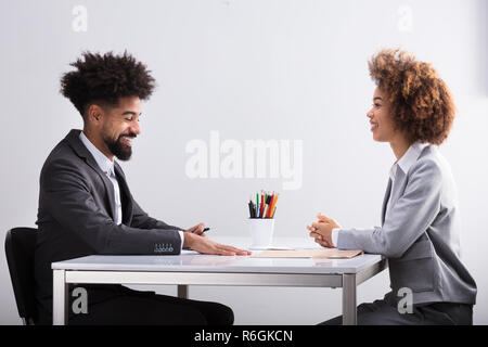 Due imprenditori aventi la conversazione in ufficio Foto Stock