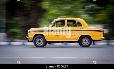 Kolkata, India - 18 Novembre 2018: iconico Yellow taxi a Calcutta ( ) di Kolkata India. L'ambasciatore taxi non è più costruito da Hindustan Motors Foto Stock