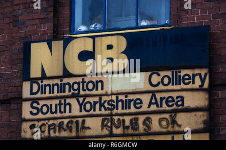 Principali Dinnington Colliery, Sud Yourshire, Inghilterra. Durante lo sciopero dei minatori di 1984 e 1985 minatori visto qui i membri di NACODS tornare a lavorare verso la fine dell'NUM sciopero nel 1985 Dinnington Colliery principale era una miniera di carbone situato nel villaggio di Dinnington, vicino a Rotherham, South Yorkshire, Inghilterra. Fino alla venuta della miniera di carbone Dinnington era principalmente un villaggio agricolo con una piccola quantità di estrazione nella zona. Nel 1899 i preparativi sono stati compiuti dalla Sheffield Coal Company per affondare una nuova miniera di carbone a Dinnington. La società non disponeva delle risorse necessarie per completare il lavoro di un Foto Stock