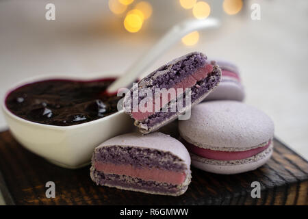 Amaretti con uve secche di Corinto su una piastra bianca con marmellata Foto Stock