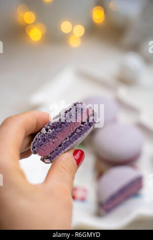 Amaretti con uve secche di Corinto su una piastra bianca con marmellata Foto Stock