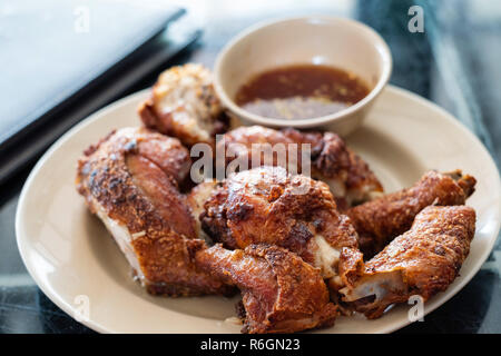 Pollo fritto con il piccante fonte nel menu Thai Style è servita pronto per essere consumato. Foto Stock