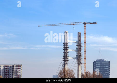 Ponte di cemento in costruzione. Pilastri di un ponte stradale in costruzione. Foto Stock