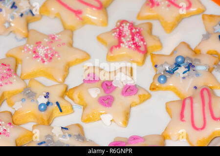 Dolce biscotti di Natale con il cuore e con la forma a stella Foto Stock