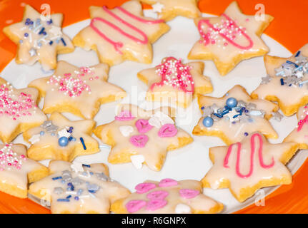 Dolce biscotti di Natale con il cuore e con la forma a stella Foto Stock