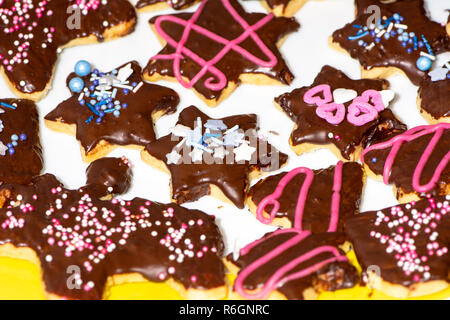 Dolce biscotti di Natale con il cuore e con la forma a stella Foto Stock