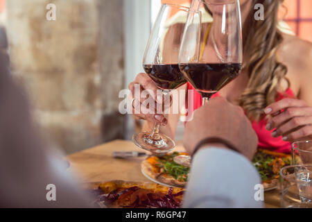 Close-up del giovane la tostatura con bicchieri di vino Foto Stock