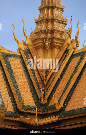 Dettaglio del tetto del trono Hall (Preah Timeang Tevea Vinicchay), Palazzo Reale di Phnom Penh, Cambogia Foto Stock