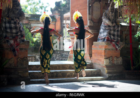 Tradizionale danza Barong in un antico tempio indù di Bali. Barong è un leone come creatura nella mitologia Balinese. Foto Stock