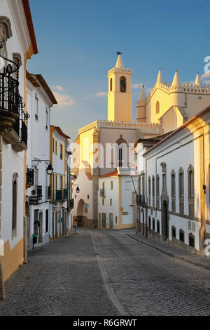 Vista lungo Rua da Republica con la Capela dos Ossos cappella, Evora, Alentejo, Portogallo, Europa Foto Stock